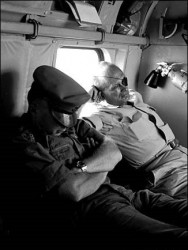 Dayan et Rabin, en route pour Gaza en hélicoptère, Juin 1967