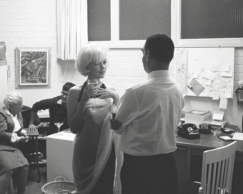 Marilyn Monroe and journalist Jack Hamilton, 1961 - Douglas KIRKLAND