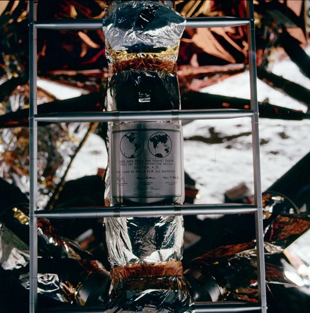 Apollo 11, Plaque (AS11-40-5899) - NASA