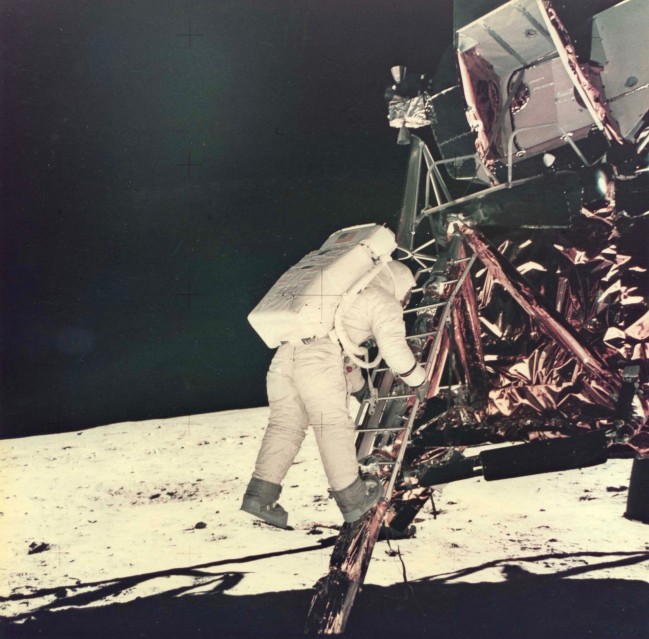 Apollo 11, Buzz Aldrin descend du module lunaire (AS11-40-5868) - NASA