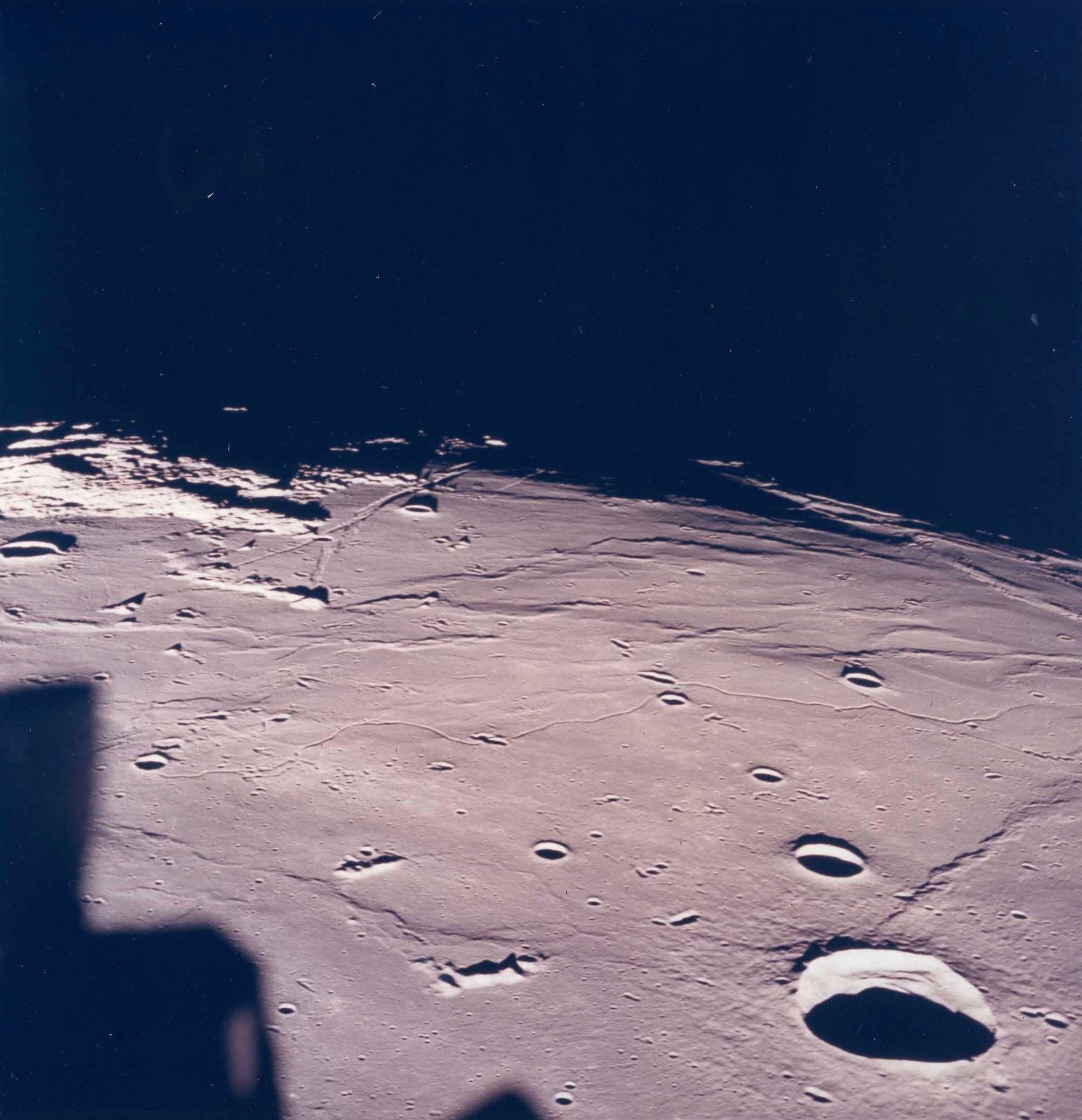 Как выглядит дом на луне. Аполлон 11 море спокойствия. Apollo-11 снимки LRO. Лунный грунт Аполлон 11. Луна и море.