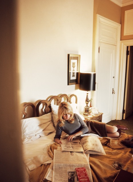 Brigitte Bardot, Hotel Room, 1965 - Douglas KIRKLAND