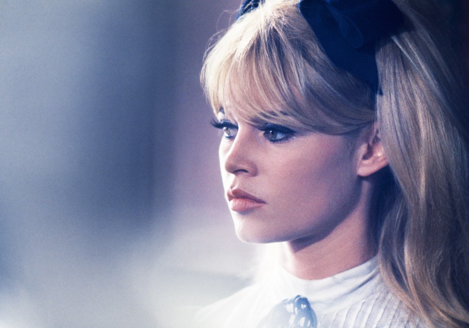 Brigitte Bardot, Profil au bandeau - 2, 1965 - Douglas KIRKLAND