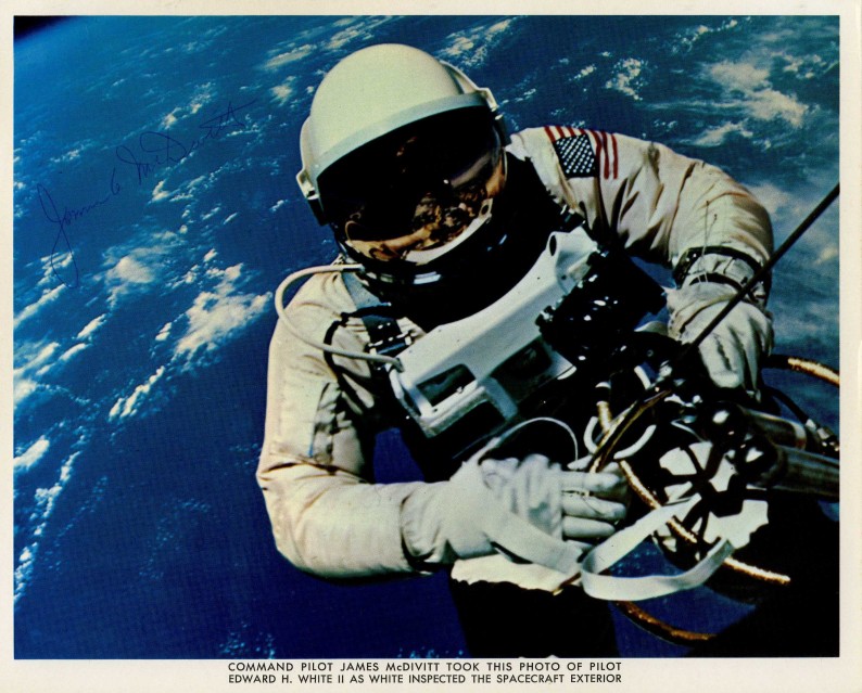 ED WHITE FIRST AMERICAN TO WALK IN SPACE ON GEMINI 4-8X10 NASA PHOTO ZY-881 