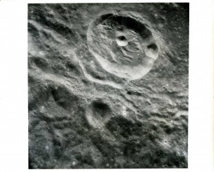 Apollo 8, Cratère de la face cachée de la Lune pris en orbite (AS08-17-2703)