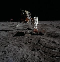 Apollo 11, Buzz Aldrin déploie le PSEP (AS11-40-5949)