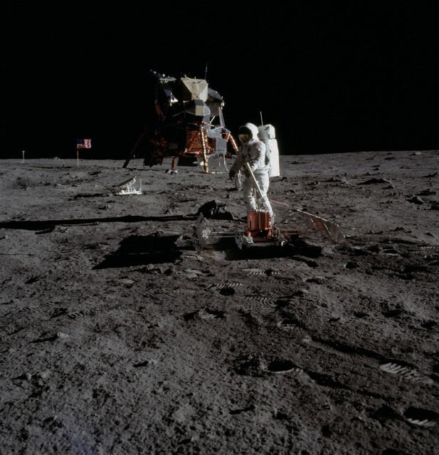 Apollo 11, Buzz Aldrin déploie le PSEP (AS11-40-5949) - NASA