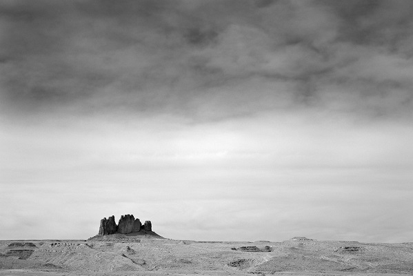 Photographie de paysage en noir et blanc dans le désert américain.